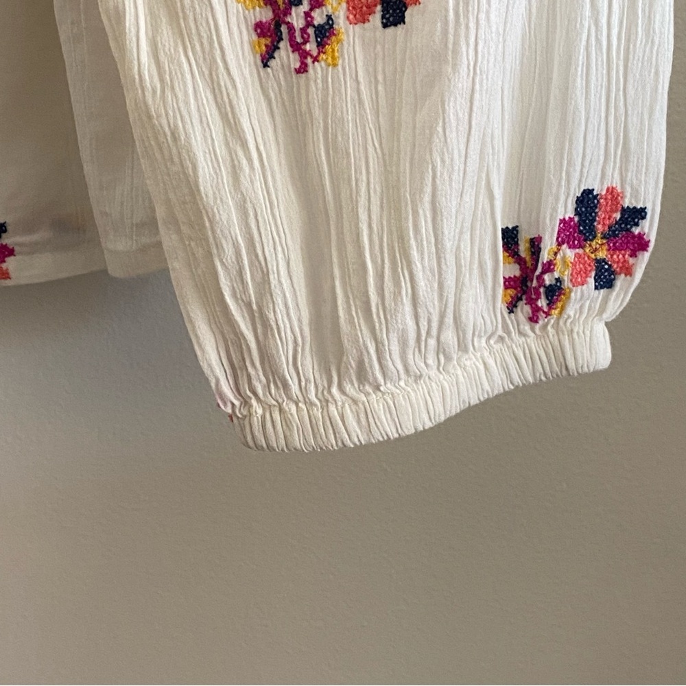 Gap L off white Floral Embroidered wide neck top. - Picture 4 of 6